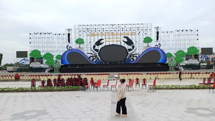 CLIP: Cận cảnh tôm sú "khổng lồ" tại "Ngày hội cua Cà Mau" - Ảnh 1.