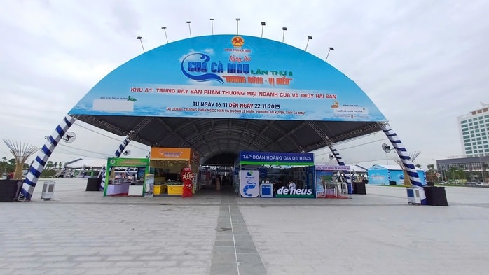 CLIP: Cận cảnh tôm sú "khổng lồ" tại "Ngày hội cua Cà Mau" - Ảnh 2.