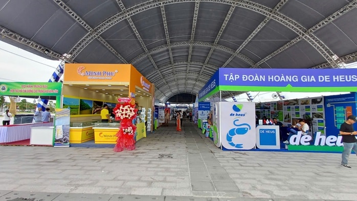 CLIP: Cận cảnh tôm sú "khổng lồ" tại "Ngày hội cua Cà Mau" - Ảnh 3.