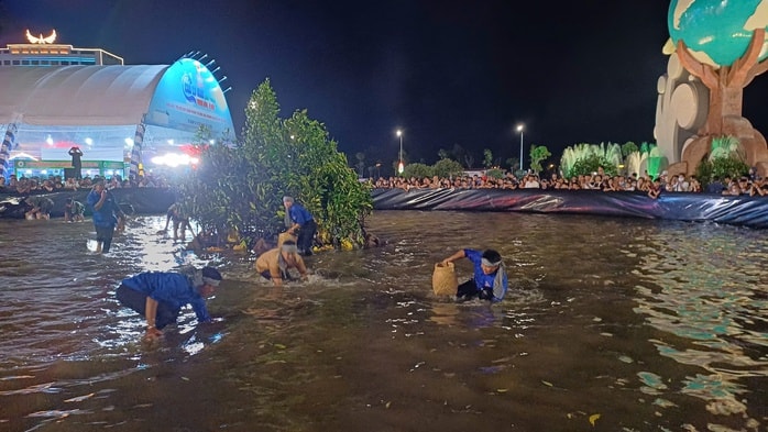 CLIP: Gay cấn cuộc thi mò cua biển Cà Mau - Ảnh 1.