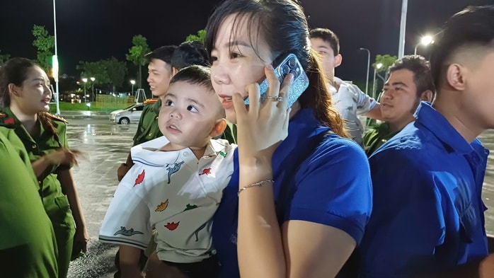 CLIP: Gay cấn cuộc thi mò cua biển Cà Mau - Ảnh 4.