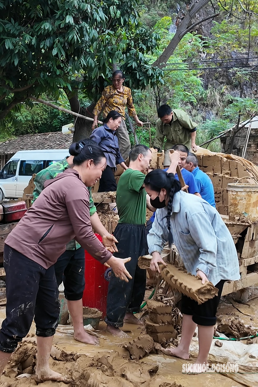 Hơn trăm năm gìn giữ mái ngói Tày- Ảnh 4. Hơn trăm năm gìn giữ mái ngói Tày- Ảnh 4.