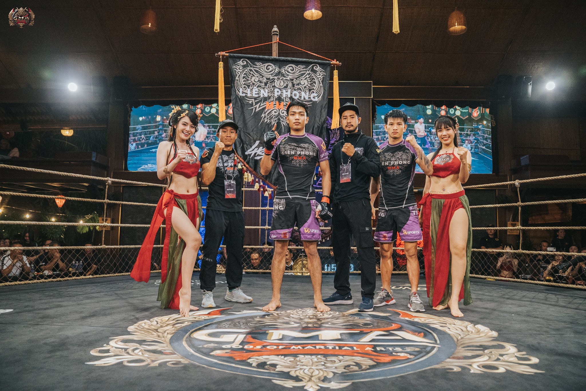 Bùi Văn Hùng (đứng giữa) giành chiến thắng.