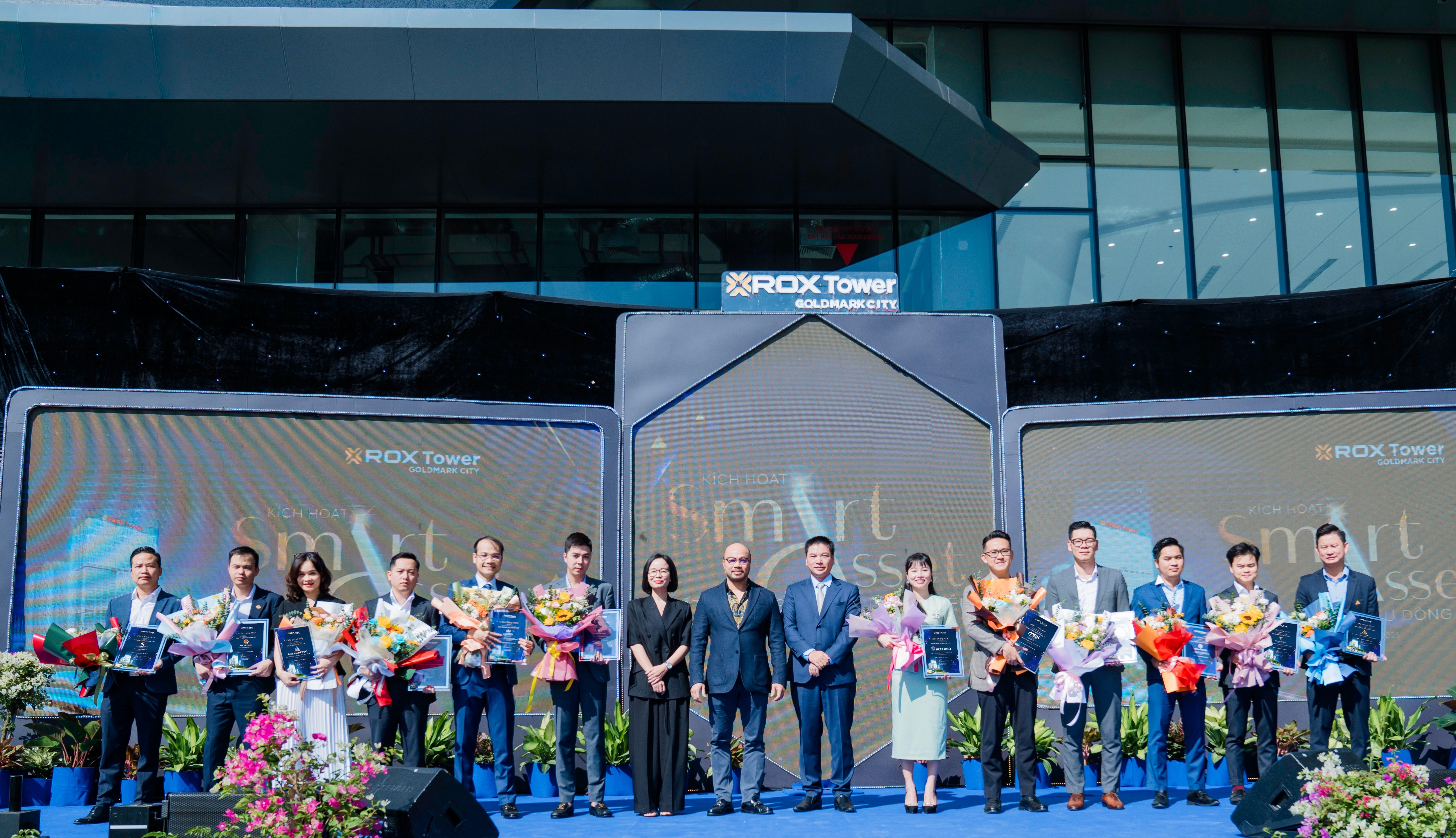 Ban Lãnh đạo ROX Signature và CEO các đơn vị phân phối thể hiện niềm tin vào sức hút sản phẩm ROX Tower Goldmark City đối với thị trường bất động sản văn phòng.