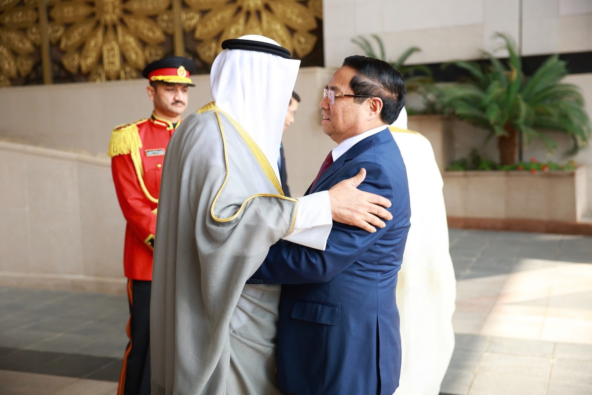 Thủ tướng Nhà nước Kuwait Sheikh Ahmad Abdullah Al-Ahmad Al Sabah chủ trì lễ đón Thủ tướng Chính phủ Phạm Minh Chính. (Ảnh: TTXVN)