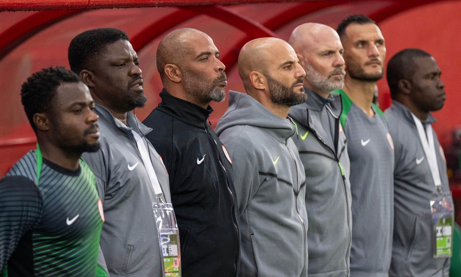 HLV Eric Chelle (áo đen) nghi đối thủ dùng phép thuật.