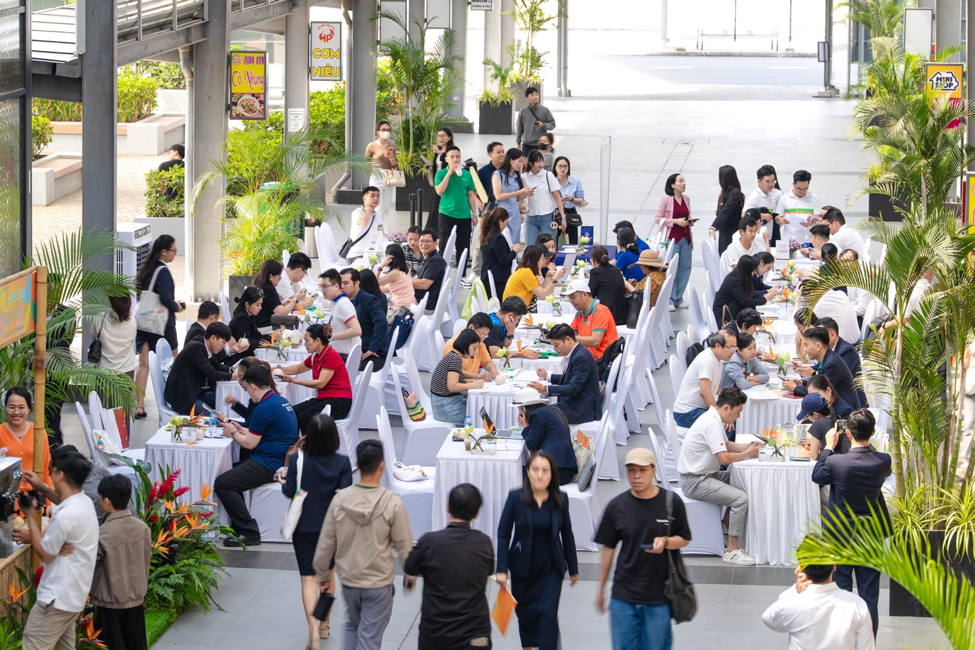 Sự kiện mở bán Solaria Rise ngày 15/11 thu hút đông đảo các gia đình trẻ, thế hệ cư dân năng động đến tìm kiếm căn hộ cho mình.