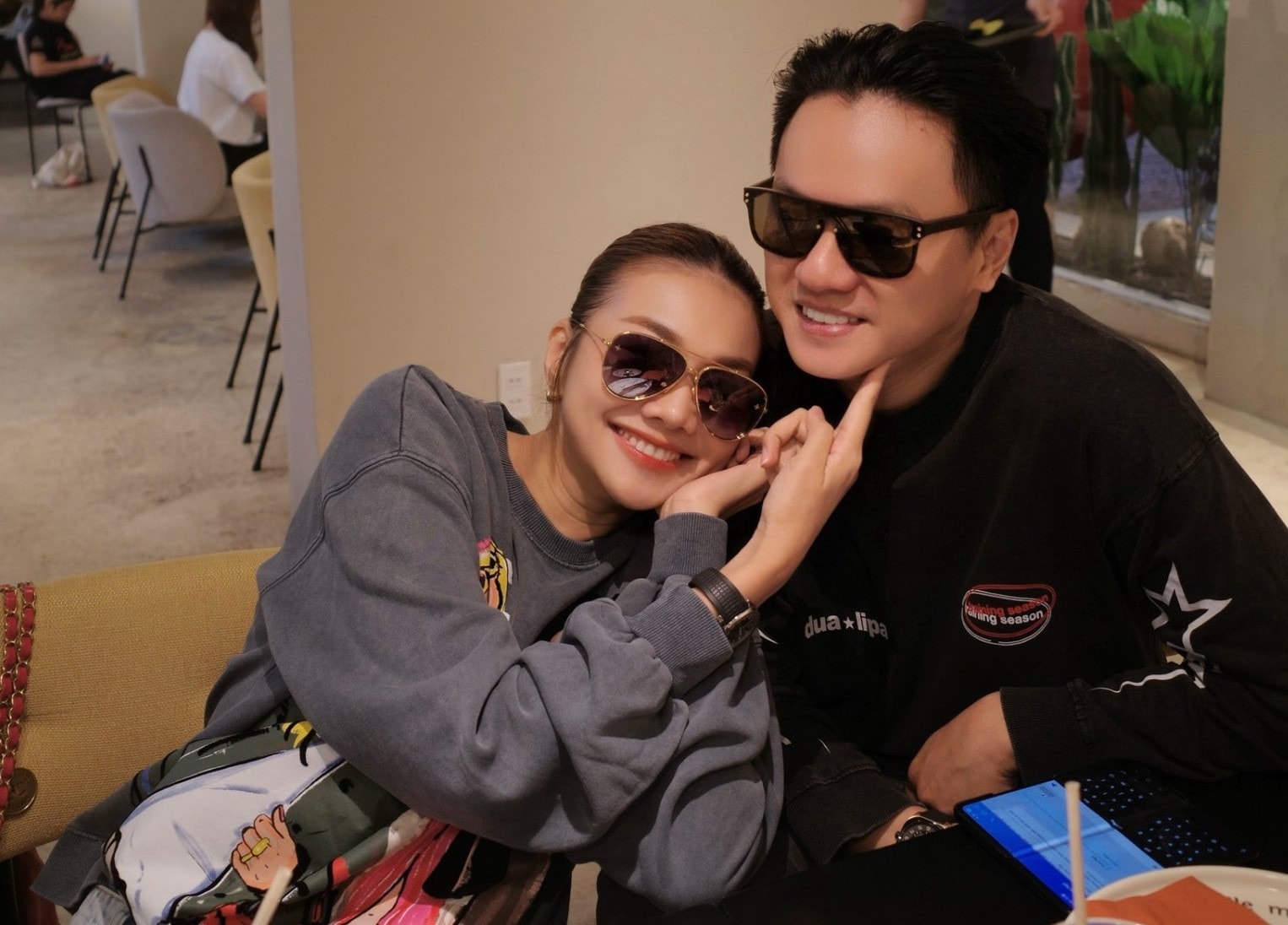 Siêu mẫu từng nói: “Tôi được thoải mái thể hiện bản thân. May mắn là ông xã cũng hiểu được điều này nên luôn dành sự thoải mái và có những không gian riêng cho vợ”.