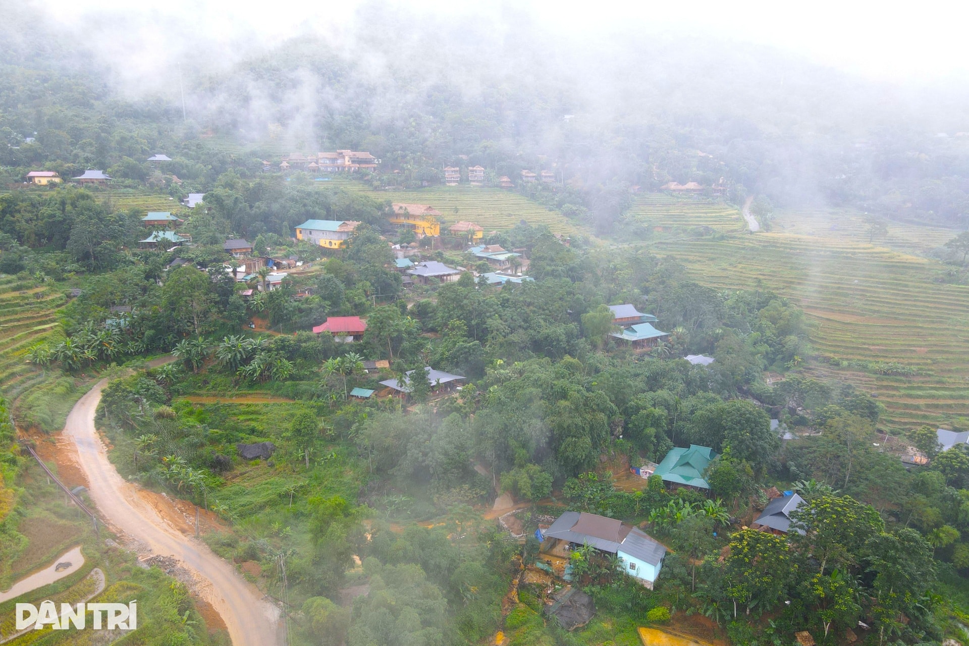 Ngắm bản làng Pù Luông trong làn sương mù mờ ảo - 4