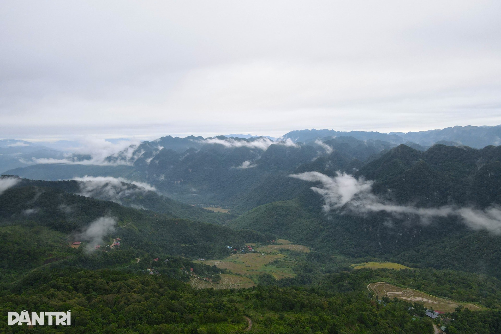 Ngắm bản làng Pù Luông trong làn sương mù mờ ảo - 10
