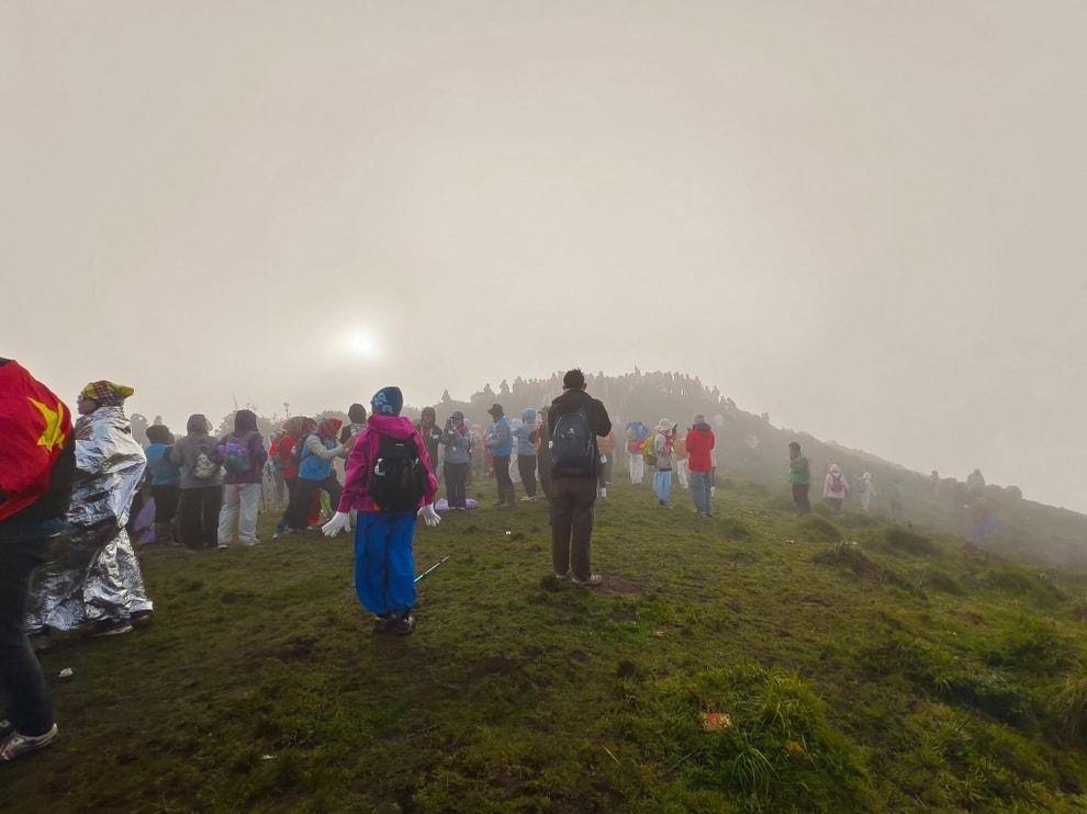 Đổ dồn leo núi ở Mù Cang Chải: Ùn tắc lối đi, lán nghỉ quá tải - 3