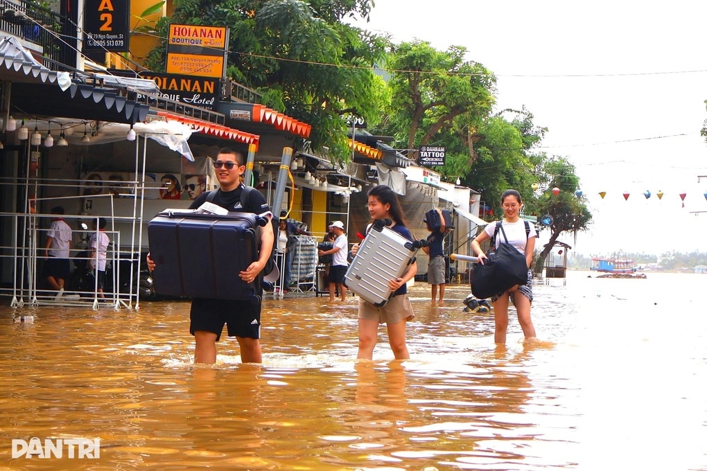 Du khách và người dân Hội An lại vất vả chạy lũ - 3 Du khách và người dân Hội An lại vất vả chạy lũ - 3