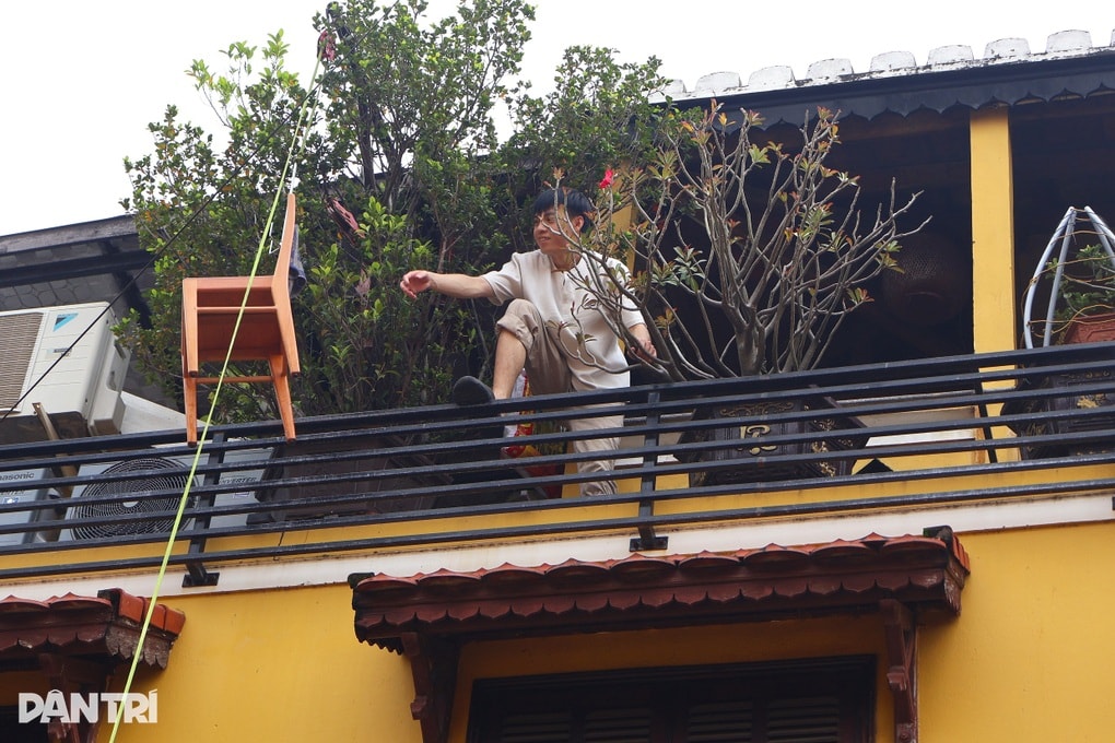 Du khách và người dân Hội An lại vất vả chạy lũ - 2 Du khách và người dân Hội An lại vất vả chạy lũ - 2