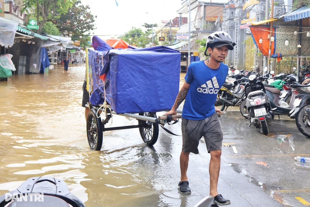 Du khách và người dân Hội An lại vất vả chạy lũ - 1 Du khách và người dân Hội An lại vất vả chạy lũ - 1