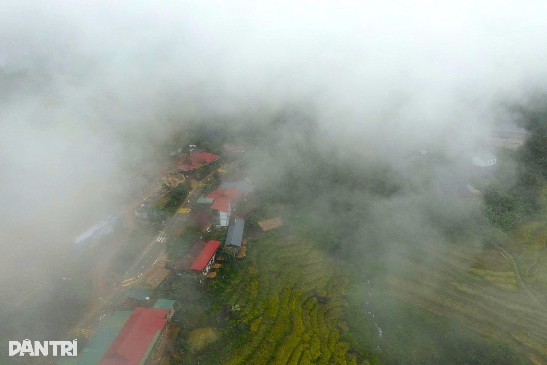 Ngắm bản làng Pù Luông trong làn sương mù mờ ảo - 3