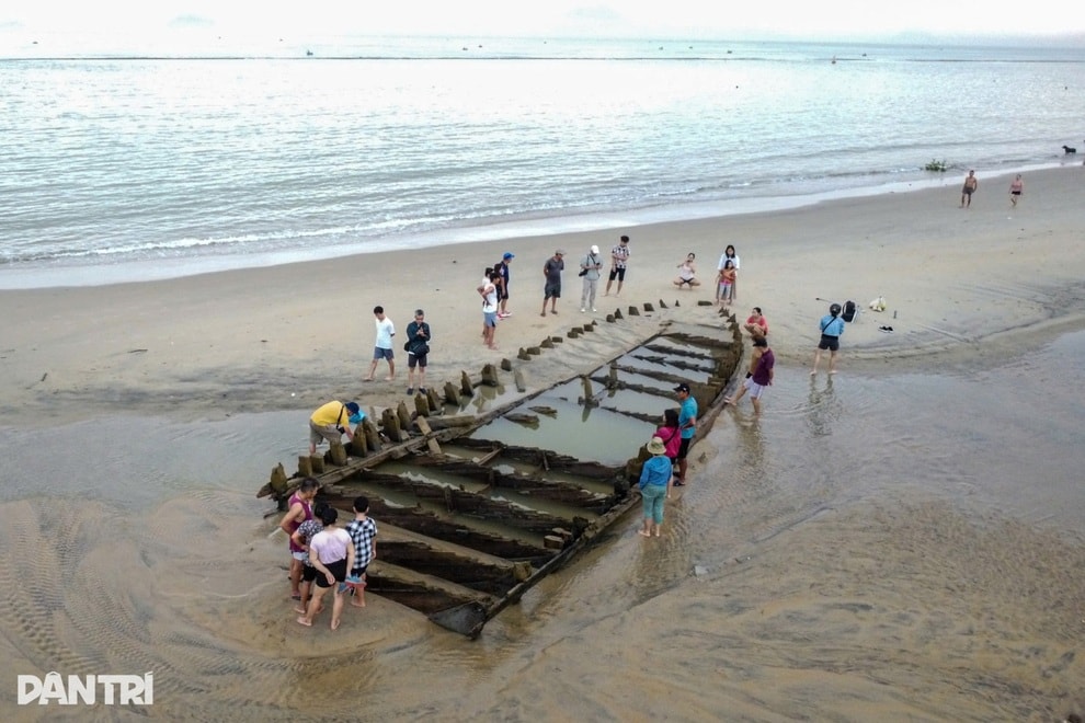 Truyền thông quốc tế nói gì về xác tàu cổ hàng thế kỷ nổi lên ở biển Hội An - 2 Truyền thông quốc tế nói gì về xác tàu cổ hàng thế kỷ nổi lên ở biển Hội An - 2