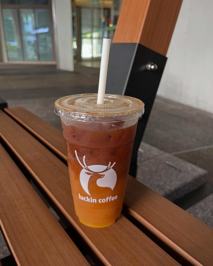 Cà phê và nước cam.