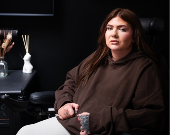 Cherrie-Ann Austin-Saddington ở hiện tại, phải ngồi xe lăn. Ảnh: Abbie Trayler-Smith/The Guardian