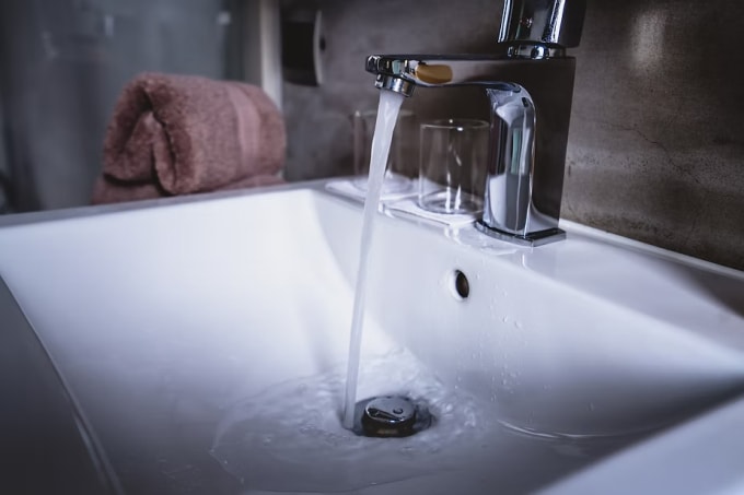 Đổ nước sôi xuống bồn rửa có thể khiến tình trạng tắc nghẽn nghiêm trọng và hư hại đường ống. Ảnh: Homeandgarden