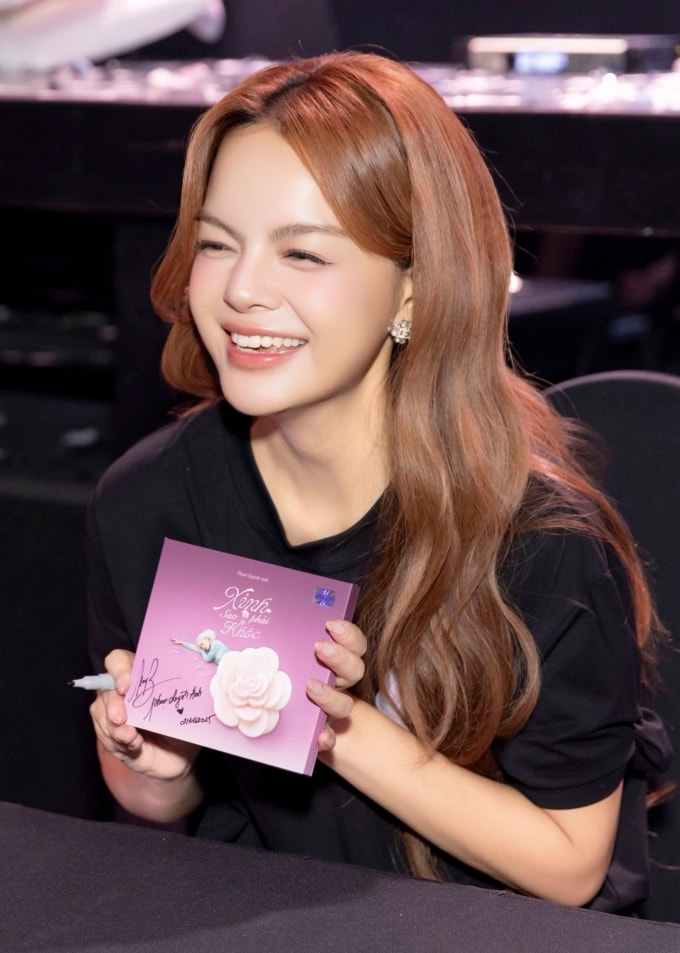 Phạm Quỳnh Anh ký tặng E.P cho fan.