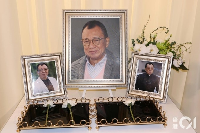 Chân dung diễn viên Hứa Thiệu Hùng đặt tại lễ viếng. Ảnh: HK01