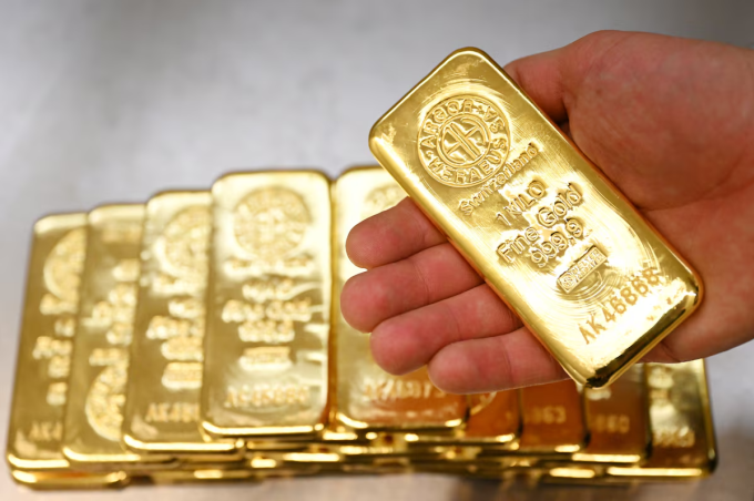 Các thỏi kim loại quý được xếp chồng lên nhau trong phòng két sắt của nhà vàng Pro Aurum ở Munich, Đức. Ảnh: Reuters