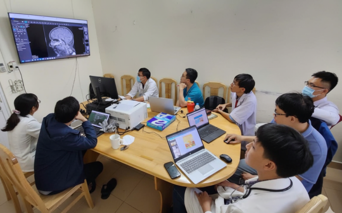 Các y bác sĩ Khoa Nội thần kinh, Bệnh viện Quân y 175 trao đổi về ca bệnh xơ cứng rải rác. Ảnh: Bác sĩ cung cấp
