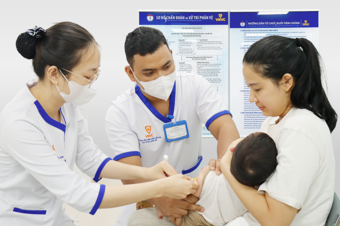Trẻ nhỏ được phụ huynh đưa đi tiêm vaccine cúm phòng bệnh tại Hệ thống Tiêm chủng VNVC. Ảnh: Bình An
