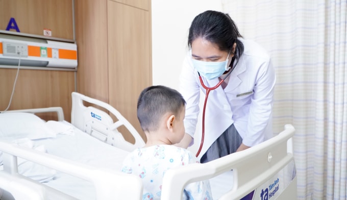 Bé trai 3 tuổi sốt cao gây co giật do nhiễm cúm A, điều trị tại Bệnh viện Đa khoa Tâm Anh TP HCM. Ảnh: Đình Lâm