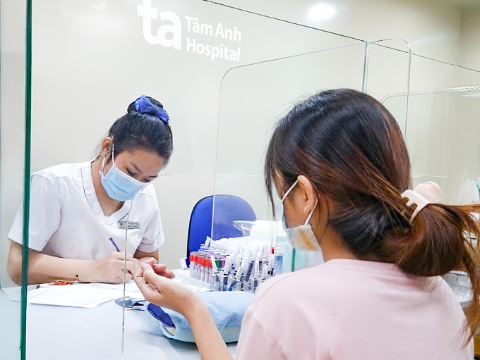 Nhân viên y tế lấy máu xét nghiệm cho chị Liên. Ảnh: Bệnh viện Đa khoa Tâm Anh