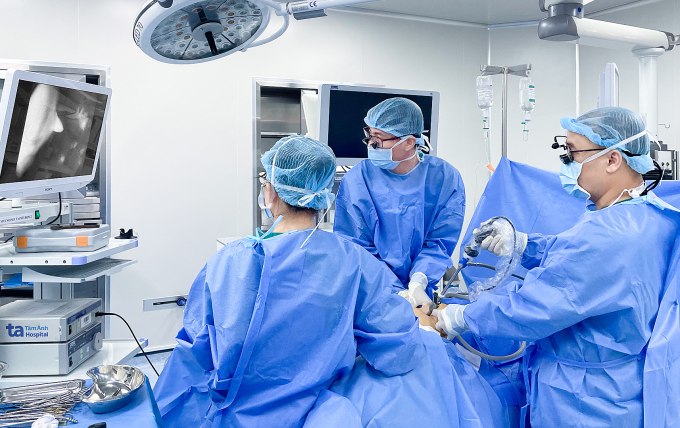Bác sĩ Trọng (ngoài cùng bên phải) phẫu thuật nội soi cho bệnh nhi. Ảnh: Bệnh viện Đa khoa Tâm Anh