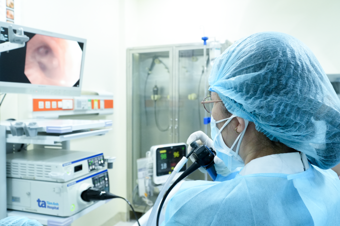 Bác sĩ Khuê nội soi gắp dị vật cho ông Hiển. Ảnh: Bệnh viện Đa khoa Tâm Anh