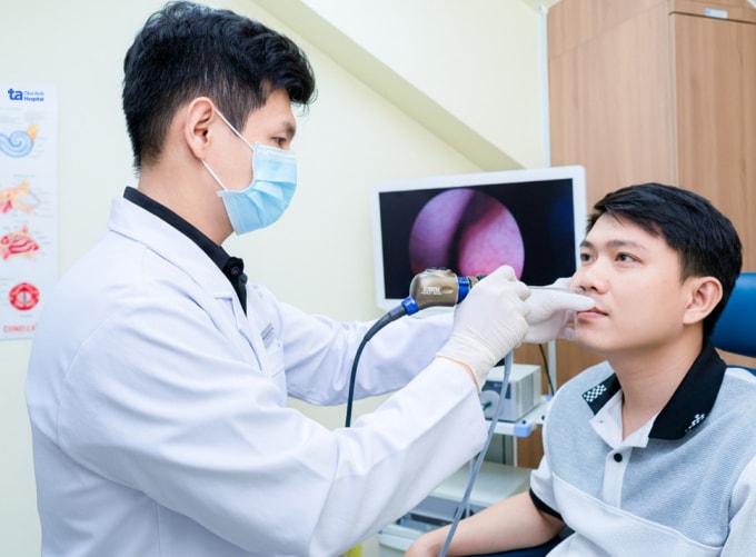 Bác sĩ Linh đang nội soi mũi cho người bệnh. Ảnh minh họa: Bệnh viện Đa khoa Tâm Anh