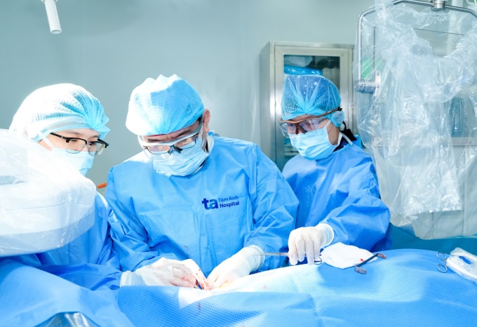 Giáo sư Nhân (giữa) cùng êkíp can thiệp đặt máy tạo nhịp cho bệnh nhân. Ảnh: Thanh luận