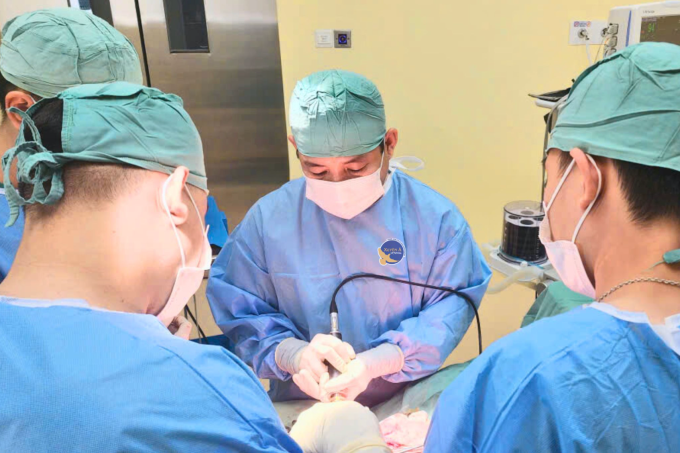 Các bác sĩ phẫu thuật cấp cứu để lấy máu tụ ngoài màng cứng và cầm máu cho nữ sinh. Ảnh: Bệnh viện cung cấp