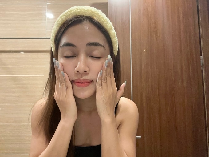 Người có da khô chỉ nên dùng sữa rửa mặt dịu nhẹ, không chà xát mạnh trên da. Ảnh minh họa: Ngọc Phạm