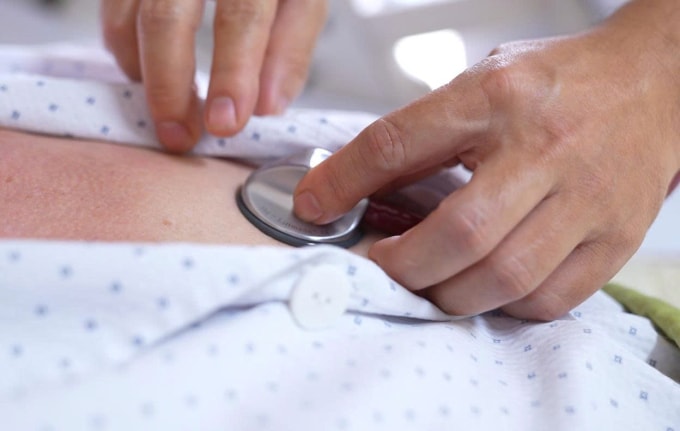 Bác sĩ khám và nghe tim phổi anh Tuân. Ảnh: Bệnh viện Đa khoa Tâm Anh