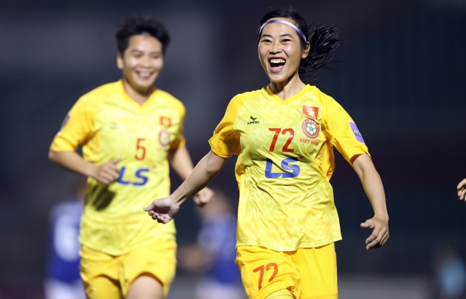 Tiền vệ Bảo Châu (72) mừng bàn thắng mở tỷ số trong chiến thắng 2-0 của TP HCM trước Lion City Sailors ở lượt thứ hai bảng A, AFC Champions League nữ 2025-2026, tối 16/11 trên sân Thống Nhất. Ảnh: Đức Đồng