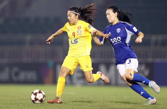 Tiền đạo Huỳnh Như đi bóng trước sự đeo bám của hậu vệ Lion City Sailors tại lượt hai bảng A AFC Champions League nữ 2025-2026, tối 16/11. Ảnh: Đức Đồng