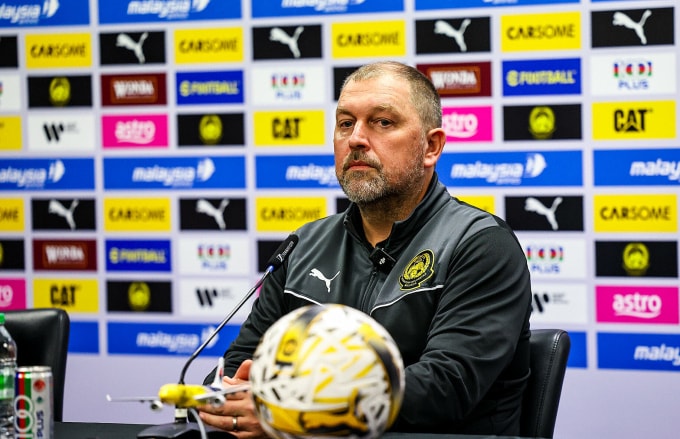 HLV đội tuyển Malaysia Peter Cklamovski tham dự họp báo trước trận gặp Nepal ở lượt năm bảng F vòng loại cuối Asian Cup 2027, tại phòng họp báo sân Bukit Jalil, Malaysia ngày 17/11/2025. Ảnh: FAM