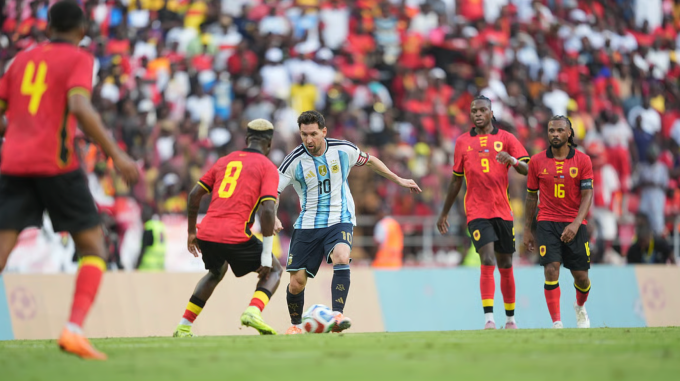 Messi đi bóng trong trận giao hữu Argentina thắng Angola 2-0 hôm thứ Sáu 14/11. Ảnh: AFA