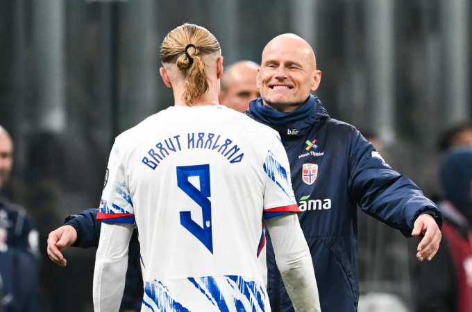 Erling Haaland chia vui cùng HLV Stale Solbakken. Ảnh: VG