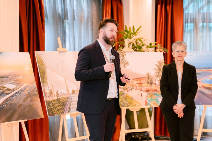 Đại diện Skidmore, Owings & Merrill (SOM) trình bày phương án dự thi. Ảnh: Masterise Group