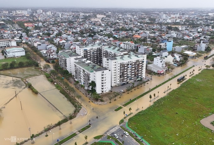 Các tuyến đường ở khu đô thị mới An Vân Dương bị nước lũ tràn vào gây ngập. Ảnh: Võ Thạnh