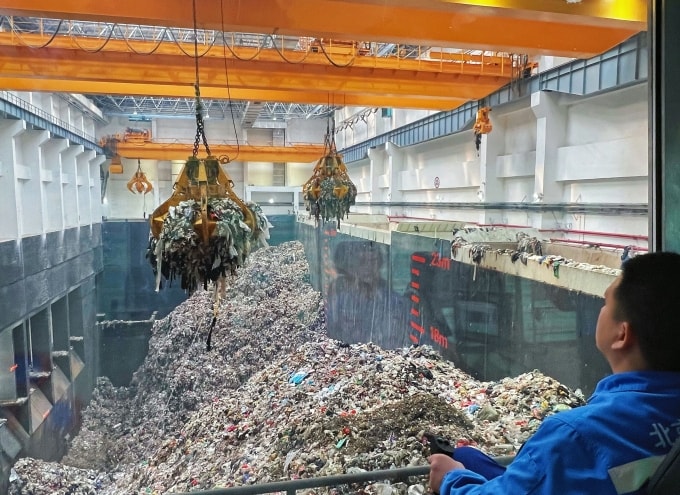 Nhân viên kỹ thuật trong nhà máy điện rác ở Bắc Kinh năm 2024. Ảnh: BJ News