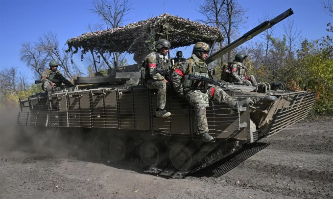 Quân nhân Nga ngồi trên thiết giáp BMP-3 gần mặt trận ở tỉnh Donetsk ngày 5/10. Ảnh: BQP Nga