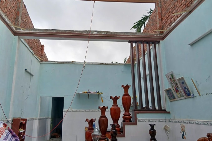 Nhiều nhà dân ở phường Hương Trà bị tốc mái hoàn toàn. Ảnh: Thân Trường