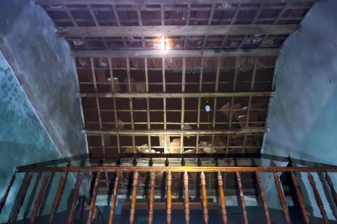 Nhiều mái ngói bị tốc, rơi xuống dưới khiến người dân bị thương. Ảnh: Thân Trường