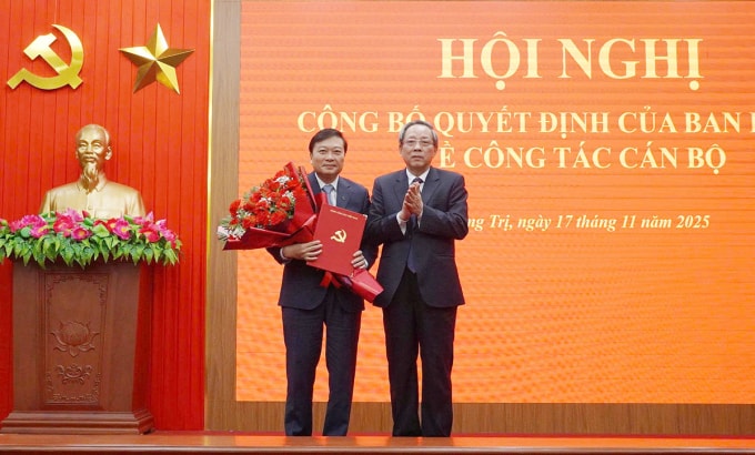 Ông Hoàng Đăng Quang, Phó ban Tổ chức Trung ương trao quyết định cho ông Lê Hồng Vinh. Ảnh: Đắc Thành