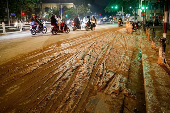 Bùn rơi vãi chiếm nửa lòng đường. Ảnh: Đức Minh